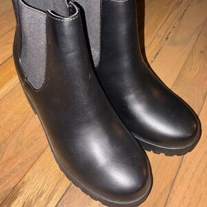 BRAND NEW WOMWNS BLACK BOOTS